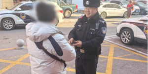 南岗公安分局民警巡逻中将帮助群众寻回失物